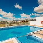 Contemporary 2 Bedroom Apartment In Nueva Andalucia