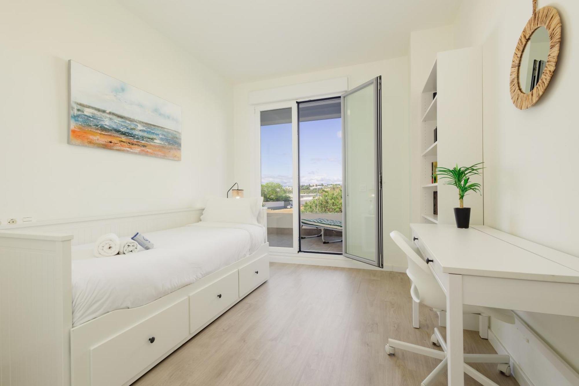 Contemporary 2 Bedroom In Nueva Andalucia Apartment